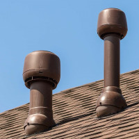Ventilationsrör på husets tak: placering av avgasutloppet genom taket