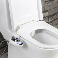 Bidet-prefix för en toalett: en översikt över typer av bidetkonsoler och monteringsmetoder
