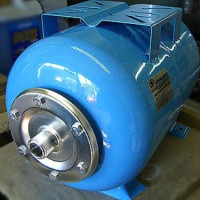 Akumulator hydrauliczny: urządzenie i zasada działania zbiornika hydraulicznego w systemie zaopatrzenia w wodę