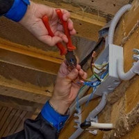 Elektryk w drewnianym domu: schematy + instrukcja instalacji