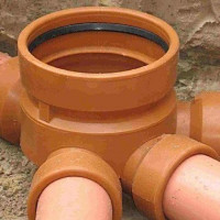 Kanalizācijas caurules PVC un HDPE āra notekūdeņiem: veidi, raksturlielumi, priekšrocības un trūkumi