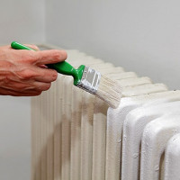 Hogyan kell festeni a fűtőelemet: lépésről lépésre a radiátorok festésére