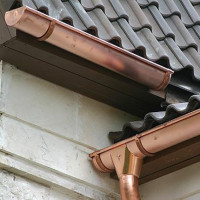 Do-it-yourself instalace kovových okapů na střechu: analýza technologie + příklad instalace