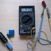 Cum să verificați condensatorul cu un multimetru: reguli și caracteristici de măsurare