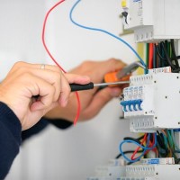 Který automatický stroj k uvedení do klimatizace v bytě: výběr, instalace a připojení ochranného zařízení
