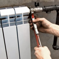 Šildymo baterijų montavimas: „pasidaryk pats“ technologija teisingam radiatorių montavimui