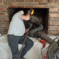 Nettoyage des cheminées des poêles et cheminées à partir de suie: les meilleurs moyens et méthodes pour se débarrasser de la suie dans un tuyau