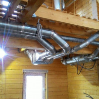 Kondens i ventilasjon i et privat hus: årsaker til ansamling av fuktighet og måter å løse problemet