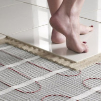 Kā vannas istabā ar savām rokām izgatavot apsildāmu grīdu: soli pa solim