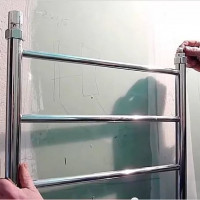 Transfer the heated towel rail to another wall in the bathroom: installation instructions