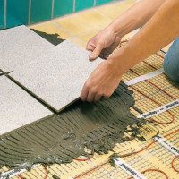 How to make an electric heated floor for tiles: film and cable option