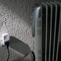 Thermostat in the socket for domestic heaters: types, device, selection tips