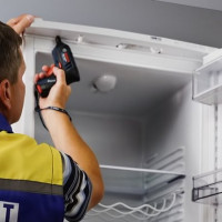 Kā atsvērt ledusskapja durvis: ieteikumi remontam + soli pa solim