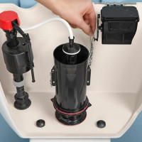 Beslag för toalettspolningstanken: hur spillutrustningen fungerar och fungerar