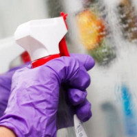 Jak i jak umyć kabinę prysznicową: szczegółowy przegląd najlepszych detergentów