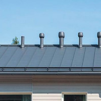 Instalación de ventilación en el techo: instalación de la salida de ventilación y unidades de suministro de aire.