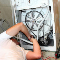 A mosógép lengéscsillapítóinak javítása: lépésről lépésre