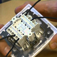 Conexión del interruptor de paso de dos y tres lugares: análisis de circuitos + instrucciones de instalación