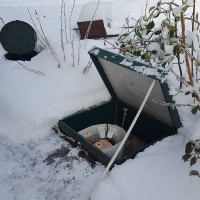 How is the Topop septic tank serviced in winter