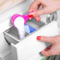 Unde să puneți pulbere în mașina de spălat și câtă pulbere să turnați: echilibru de eficiență și economie