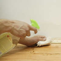 Cum se îndepărtează mucegaiul de pe suprafețele din lemn: o imagine de ansamblu a celor mai eficiente metode