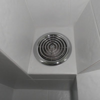 Izplūdes ventilatora pievienošana vannas istabā un tualetē: shēmu analīze un padomi aprīkojuma uzstādīšanai