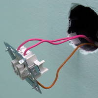 Connexion d'un interrupteur d'éclairage à deux touches: les nuances du travail d'installation