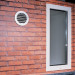 Ispušna ventilacija kroz zid na ulicu: instaliranje ventila kroz otvor u zidu