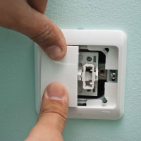 Cómo desmontar un interruptor de luz para reparación o reemplazo