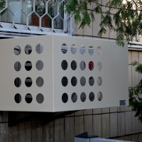 Installera korgen för luftkonditioneringsanläggningen på fasaden: installationsinstruktioner och komplikationerna med arbetet