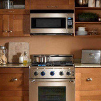 Este posibil să atârnați un cuptor cu microunde pe o sobă cu gaz: cerințe de siguranță și reguli de bază de instalare