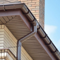 Hur man gör utsläpp från taket: allmänna rekommendationer för att ordna ett dräneringssystem med egna händer