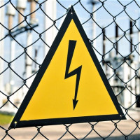 Electrical safety posters: types of plates and graphic signs + application
