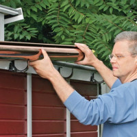 Latakų montavimas: kaip tinkamai sumontuoti lataką ir pritvirtinti jį prie stogo