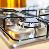 Comment et comment laver le gril de la cuisinière à gaz contre la graisse et les dépôts de carbone: un examen des remèdes maison efficaces