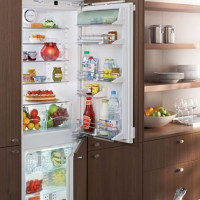 So tauen Sie einen Kühlschrank schnell und richtig auf: Schritt-für-Schritt-Anleitung
