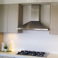 Tvaika nosūcējs virtuvei ar gaisa vadu: kā sakārtot kapuci virtuvē ar kanālu un bez tā