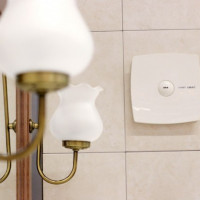 A szellőzőventilátor szétszerelése a fürdőszobában: a kipufogóventilátor szétszerelésének és tisztításának utasításai