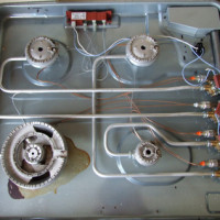 Why automatic ignition of a gas stove constantly clicks and spontaneously triggers: breakdowns and their repair