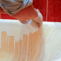 Restauration d'un bain avec de l'acrylique liquide: réparation DIY d'un revêtement émaillé