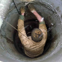 Garnitură de apă pentru o fântână: cum să închideți fisurile din inelele de beton