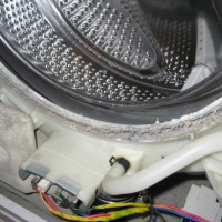 Veļas mazgājamās mašīnas tvertne negriežas: 7 iespējamie iemesli + ieteikumi remontam