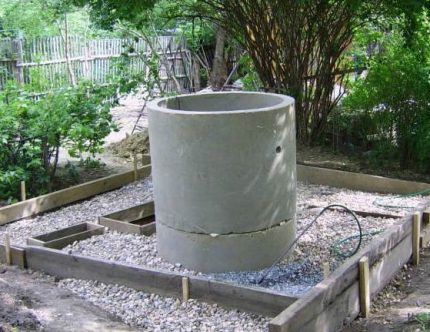 Das Gerät des Brunnens aus hausgemachten Stahlbetonringen