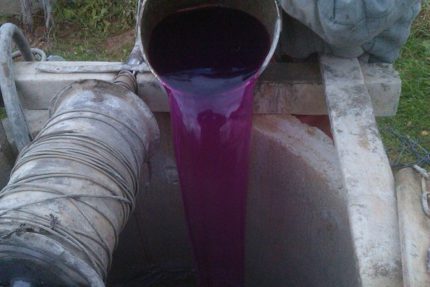 Disinfection of a well with a solution of potassium permanganate