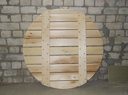 Escudo inferior de madera para un pozo