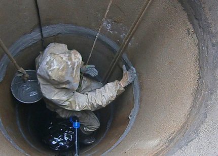 Sealing joints in a well shaft