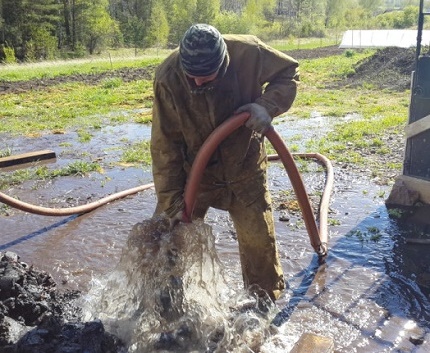 Flushing the well with two pumps