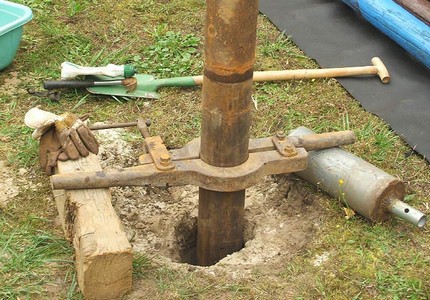 How to properly drill a well for water manually