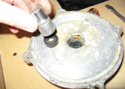 Pressing in the Agidel pump oil seals