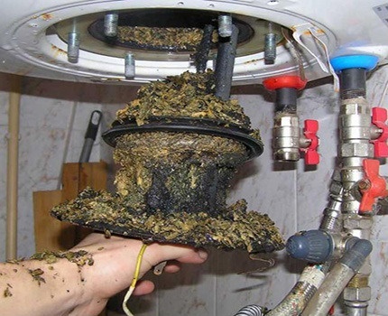 Las consecuencias de una rara descarga de agua de un calentador de agua.